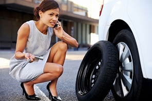 Девушка просит помочь заменить колесо на машине