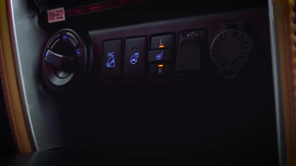 Кнопки обогрева сидений Toyota Fortuner 2018
