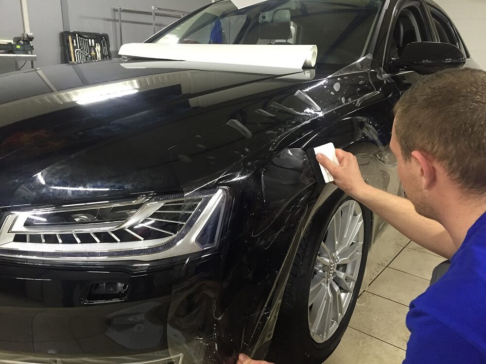 Оклейка антигравийной пленкой передних крыльев автомобиля