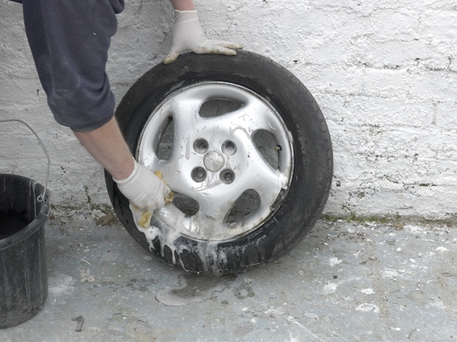 Зачем нужно снимать колёса для чистки дисков